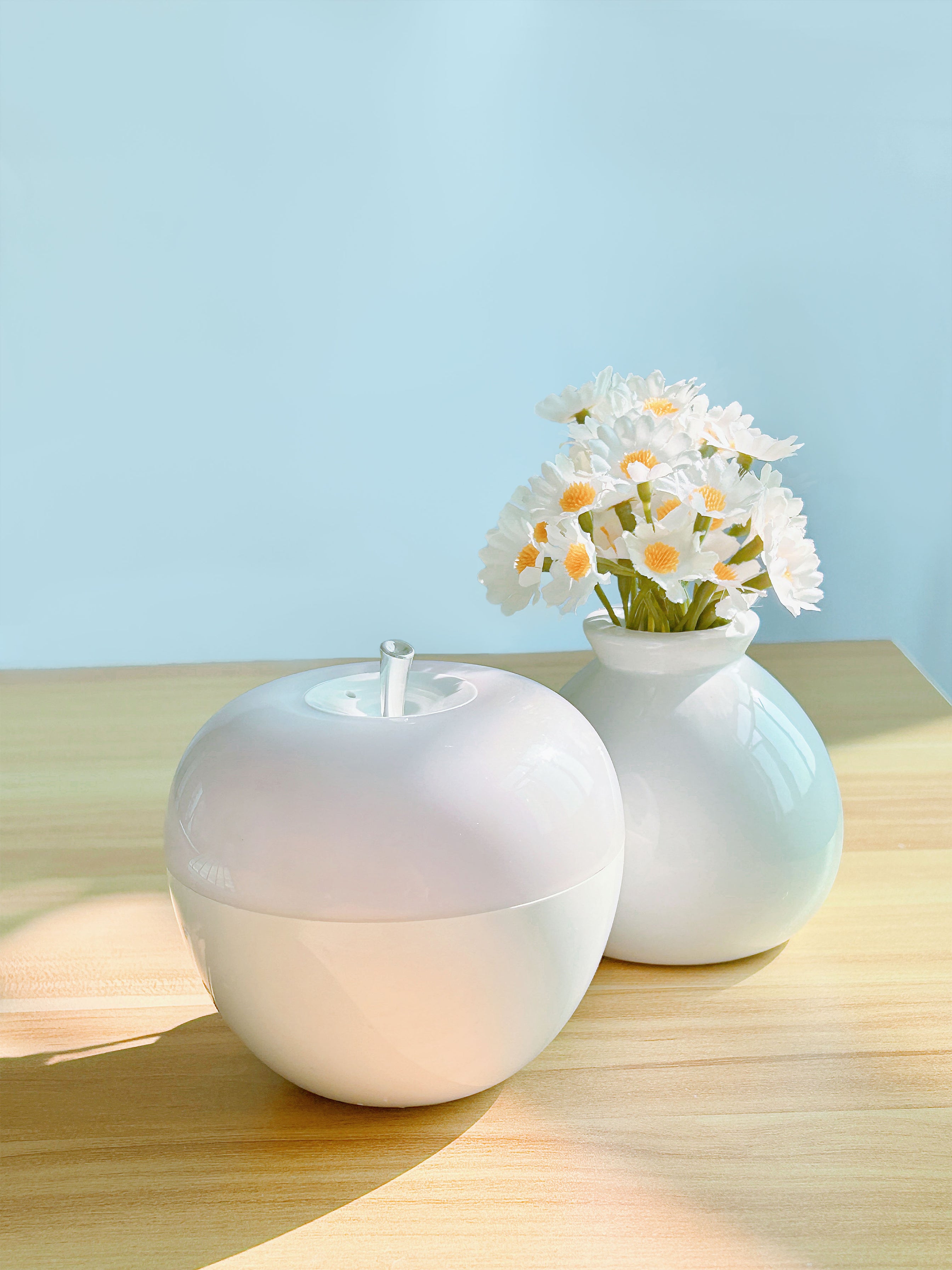 Charming apple-shaped ambient light, battery-powered, color-changing LED, for cozy bedrooms and living rooms, close-up view